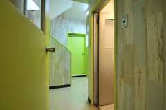 廊下の様子。右手にトイレ、正面奥に101号室があります。(2014-03-27,共用部,OTHER,1F)