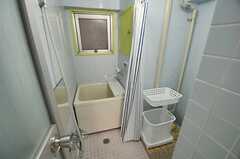バスルームの様子。ドアには鍵が掛かりますが、脱衣スペースは濡れないようにカーテンで仕切ります。(2014-03-27,共用部,BATH,3F)