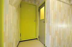 廊下の様子2。右手のドアがトイレ、黄緑のドアが502号室です。(2014-03-27,共用部,OTHER,5F)