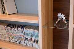 本棚には、ところどころにジョジョシリーズのスタンドが飾られています。(2015-06-28,共用部,LIVINGROOM,1F)