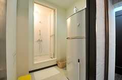 洗面台の向かいにあるシャワールームの様子。脱衣室に冷蔵庫が設置されています。(2014-05-22,共用部,BATH,1F)