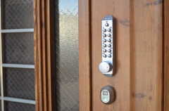 玄関のドアはナンバー式です。(2013-02-28,周辺環境,ENTRANCE,1F)
