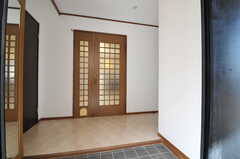 玄関から見た内部の様子。正面のドアがリビング、左右に専有部があります。(2013-03-12,周辺環境,ENTRANCE,3F)