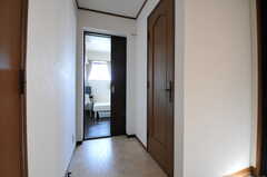 廊下の様子。正面が303号室、右手のドアがトイレです。(2013-03-12,共用部,OTHER,3F)