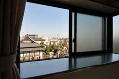 窓からはお寺のお墓が見えます。（304号室）(2013-03-12,専有部,ROOM,3F)