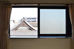 窓はすりガラスですし、通常生活ではおそらくほとんど見えません。（304号室）(2013-03-12,専有部,ROOM,3F)