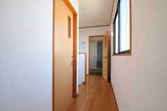 廊下の様子。左手の引き戸がトイレ、正面がバスルームです。トイレの隣からは階段で下に降りれます。(2013-03-12,共用部,OTHER,3F)