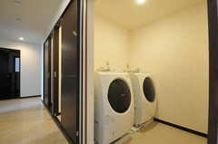 洗濯機の様子。乾燥機能付きです。(2013-03-12,共用部,LAUNDRY,1F)