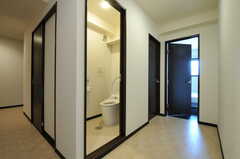 廊下の角はトイレです。右手奥は101号室です。(2013-03-12,共用部,TOILET,1F)