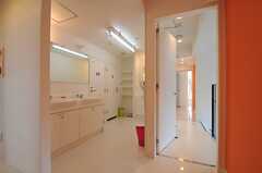 廊下から見た洗面所の様子。フロアの壁紙は、鮮やかなオレンジとホワイトです。(2012-01-26,共用部,OTHER,4F)