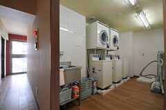 コイン式の洗濯機・乾燥機の様子。※女性専用フロアです。(2012-02-27,共用部,LAUNDRY,6F)