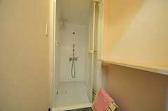 洗面台の対面にあるシャワールーム。※女性専用フロアです。(2012-02-27,共用部,BATH,6F)