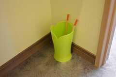 排水溝に溜まった汚れを取られるように、脱衣室には小さなゴミ箱が用意されています。※女性専用フロアです。(2012-02-27,共用部,BATH,6F)