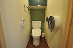 ウォシュレット付きトイレの様子2。トイレットペーパーはジャンボロールです。※女性専用フロアです。(2012-02-27,共用部,BATH,6F)