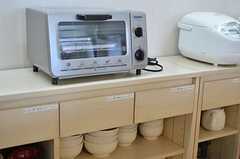 キッチン対面にはオーブンと炊飯器が置かれています。棚下には食器類が収納されています。(2012-06-25,共用部,KITCHEN,7F)