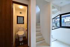 階段脇がウォシュレット付きトイレです。(2017-03-07,共用部,TOILET,2F)