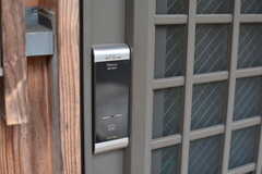 玄関の鍵はナンバー式のオートロック。(2021-05-07,周辺環境,ENTRANCE,1F)