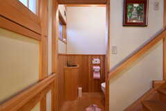 階段の踊り場にトイレがあります。(2021-05-07,共用部,TOILET,1F)