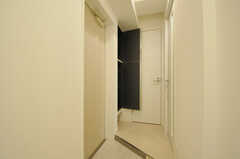 玄関まわりの様子。正面のドアはトイレです。(2013-11-07,周辺環境,ENTRANCE,7F)