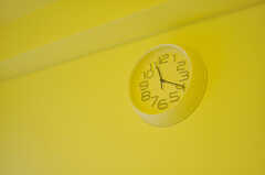 時計も黄色です。(2013-11-07,共用部,LIVINGROOM,7F)