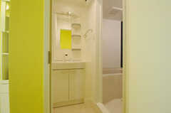 バスルームの脱衣室に洗面台が設置されています。(2013-11-07,共用部,KITCHEN,7F)