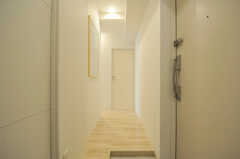 廊下の様子。玄関入って右手に部屋があります。(2013-11-07,共用部,OTHER,7F)
