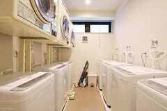 ランドリールームの様子。洗濯機が7台、乾燥機が3台設置されています。(2016-10-19,共用部,LAUNDRY,1F)
