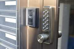 玄関のドアはナンバー式のオートロックです。カメラ付きのインターホンもあります。(2013-03-11,周辺環境,ENTRANCE,1F)