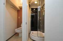 廊下から見たトイレとシャワールーム。(2013-03-11,共用部,BATH,1F)