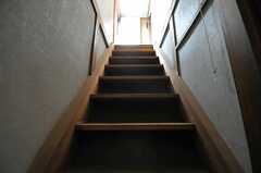 階段の様子。上った先に専有部があります。(2013-09-23,共用部,OTHER,2F)