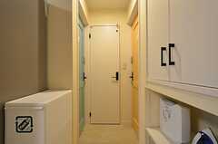 正面のドアはトイレ、右が102号室、左が103号室です。(2015-12-10,共用部,OTHER,1F)