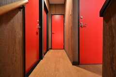 階段側から見た廊下の様子。ドアが赤色です。正面のドアがトイレです。(2016-02-16,共用部,OTHER,3F)