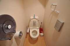 女性専用のウォシュレット付きトイレの様子。トイレットペーパーはジャンボロールです。(2011-04-20,共用部,TOILET,6F)