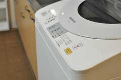キッチン脇に置かれた洗濯機の様子。(2012-12-10,共用部,LAUNDRY,6F)