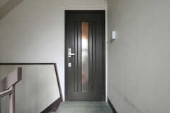 シェアハウスの玄関ドアの様子。(2010-07-06,周辺環境,ENTRANCE,4F)