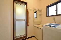 ドアの先がバスルーム。右手に洗面台と洗濯機が並んでいます。(2015-10-20,共用部,LAUNDRY,2F)