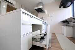 キッチン下収納の様子。調理機具も揃っています。(2012-08-13,共用部,KITCHEN,5F)