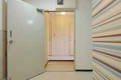 廊下の様子2。ドアの先は５Fの部屋の住人用のスペースとなります。(2012-08-13,共用部,OTHER,5F)