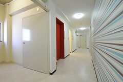 廊下の様子。左手に収納棚スペースが設けられています。(2012-08-13,共用部,OTHER,4F)