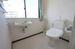 専有部のトイレの様子。（401号室）(2012-08-13,専有部,ROOM,4F)