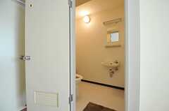 専有部のトイレの様子。洗面台があります。（402号室）(2012-08-13,専有部,ROOM,4F)