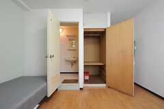 収納とトイレの様子。（405号室）(2012-08-13,専有部,ROOM,4F)