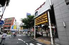 JR総武線小岩駅前の商店街入り口。	(2010-06-30,共用部,ENVIRONMENT,1F)