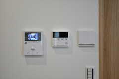 壁面のパネル。左からインターホンの受信機、給湯器、床暖房です。(2020-05-20,共用部,OTHER,2F)