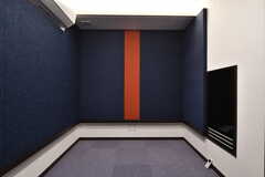 防音のレコーディング室の様子。壁面には吸音材が設置されています。(2020-05-20,共用部,OTHER,1F)
