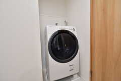 ドラム式洗濯機の様子。屋外にもう1台、隣接するシェアハウスと共用で使える洗濯機が用意されています。(2020-05-20,共用部,LAUNDRY,1F)