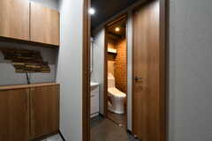 玄関の隣にトイレと洗面台があります。(2021-06-01,共用部,OTHER,2F)