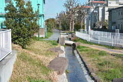 近くには水の流れる緑道があります。(2019-03-13,共用部,ENVIRONMENT,1F)