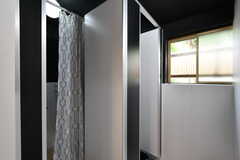 シャワールームは2室並んでいます。(2021-06-29,共用部,BATH,1F)