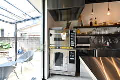 パンも焼けるオーブンが設置されています。(2021-06-29,共用部,KITCHEN,1F)